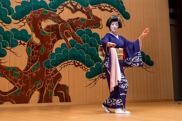 Yamanaka-za-Geisha-Dance-Performance-Japan